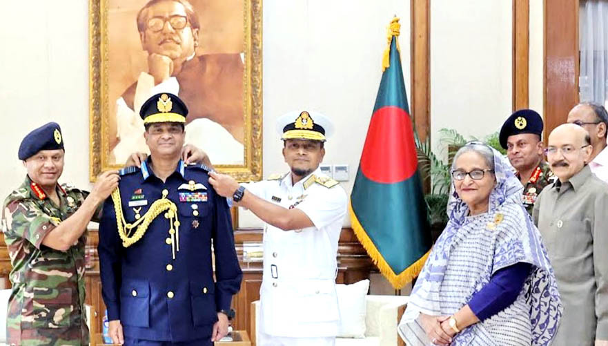নতুন বিমান বাহিনী প্রধানকে পরানো হলো র‌্যাংক ব্যাজ